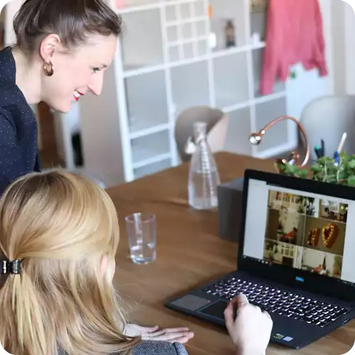 Deux professionnelles collaborant sur une stratégie de communication digitale autour d'un ordinateur – accompagnement social media par Da Sun Community