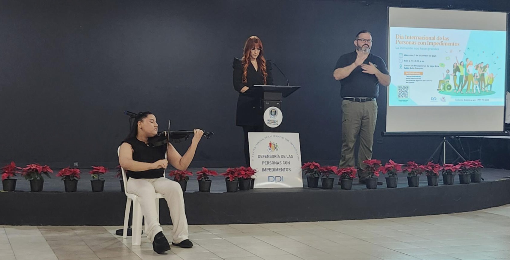 Violinista Celimar Oyola García tocando himnos al violín
