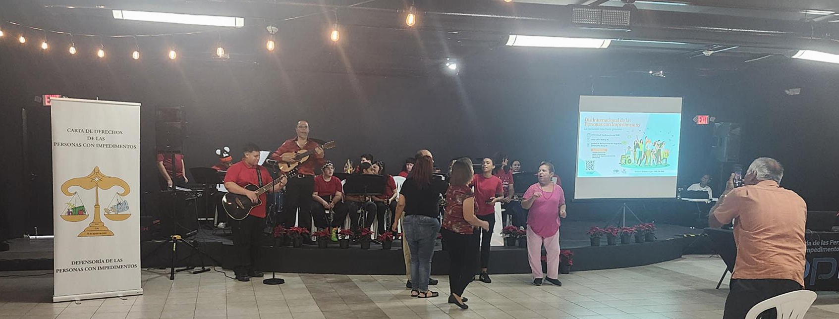 Participantes bailando canciones de la banda de estudiantes