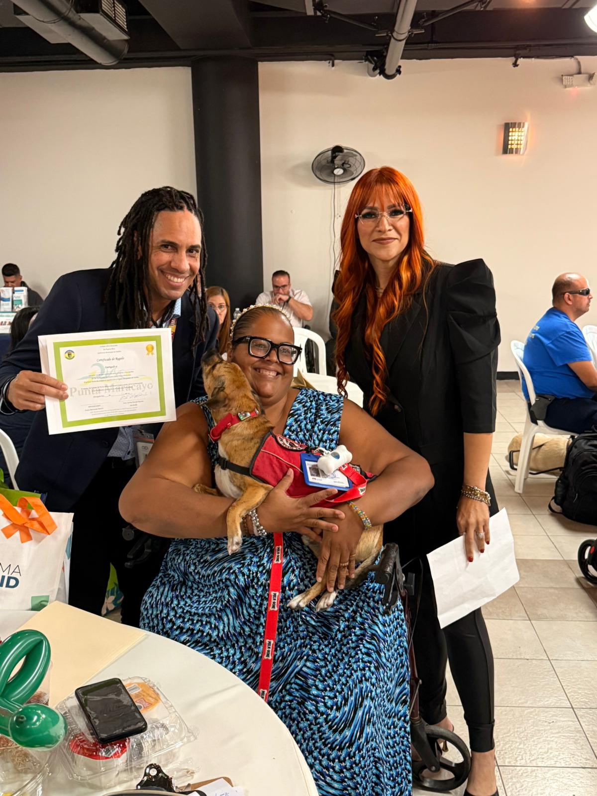Foto Invitada con funcionarios DPI sosteniendo una gallina del exhibidor de La Finca de Colores