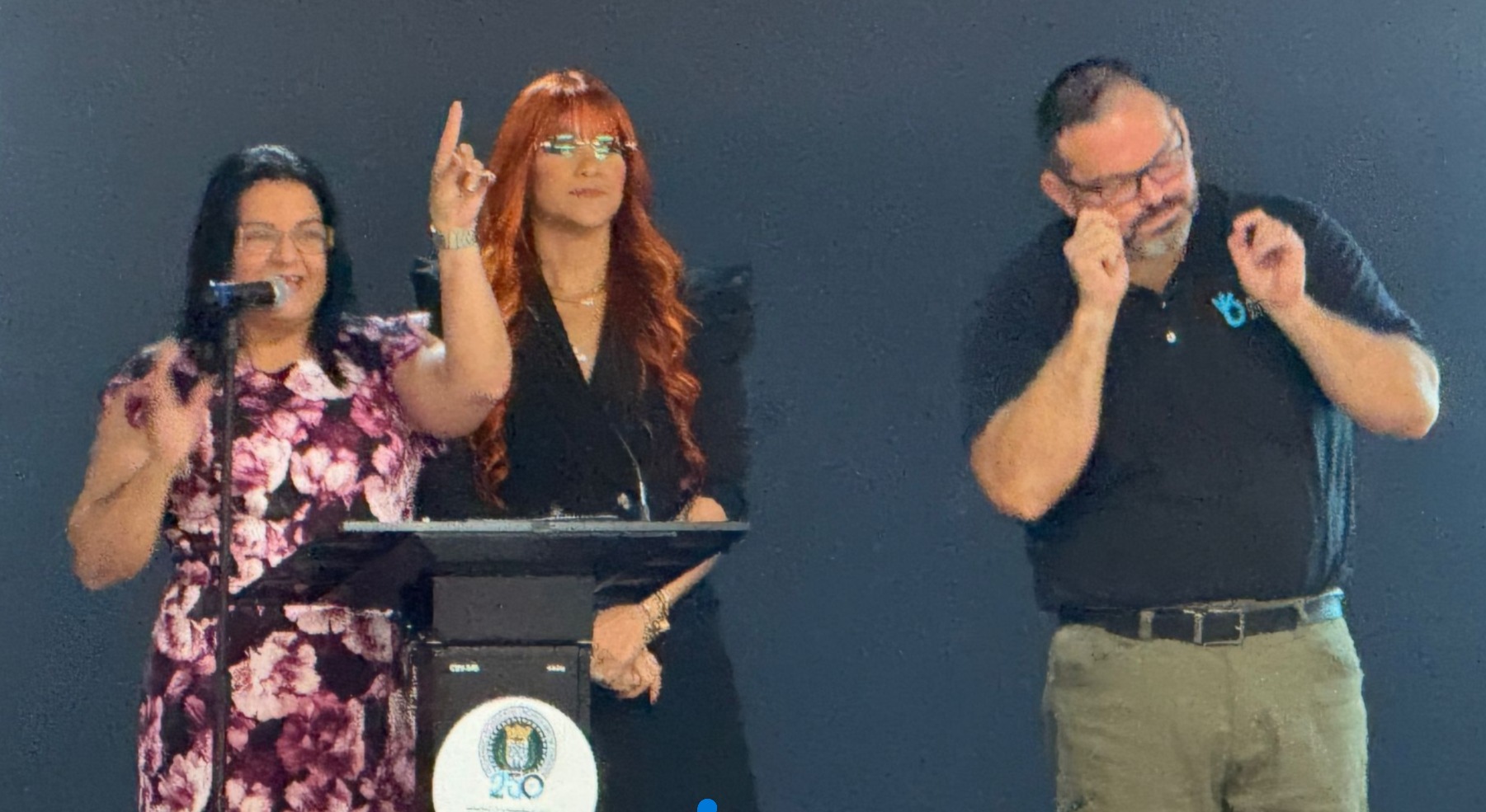 Invocación por Evelyn Pérez Otero del Municipio de Vaga Alta junto a la maestra de ceremonias, Tanairí Santiago de la DPI e intérprete de lenguaje de señas