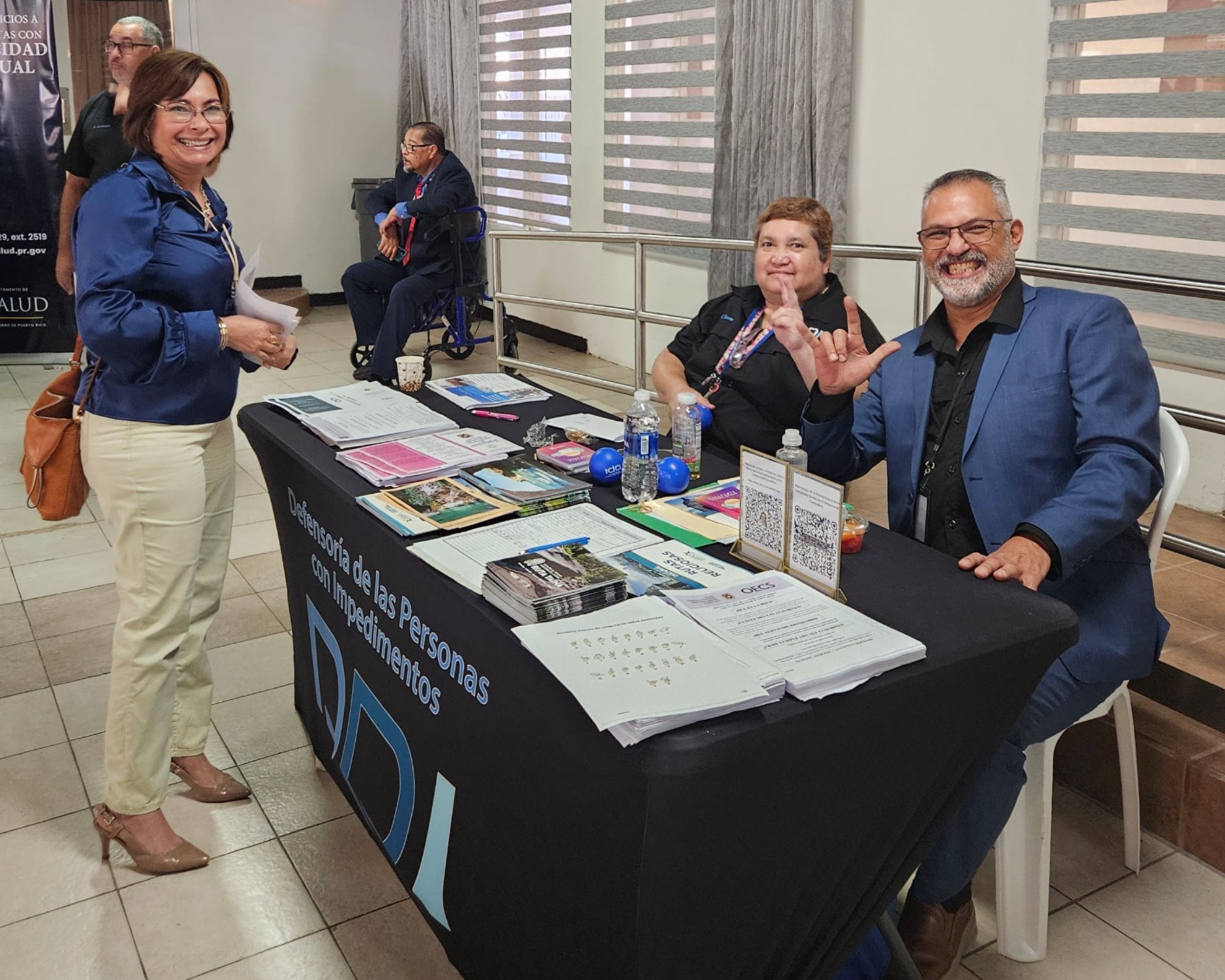 Mesa informativa DPI-OECS, Elba Torres y el Licenciado Juan J Troche