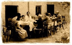 Иранские посиделки в доме г-на и г-жи Мебассер (деда и бабки Эммануила по отцу) в Тегеране, Иран