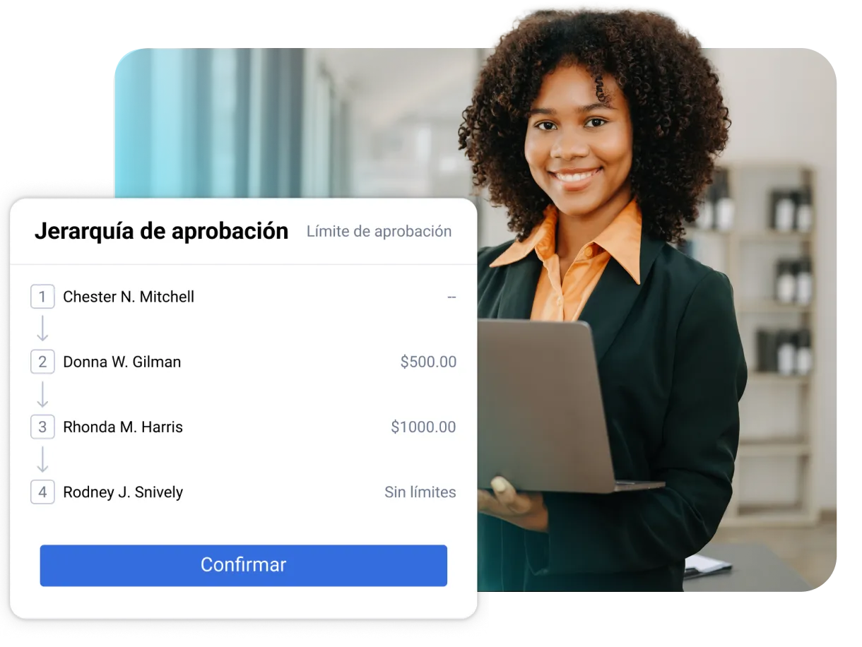 Una mujer profesional sonriente sostiene una computadora portátil en una oficina. Una interfaz digital muestra la función de jerarquía de aprobaciones de TripLog, que muestra una lista consecutiva de cuatro nombres.