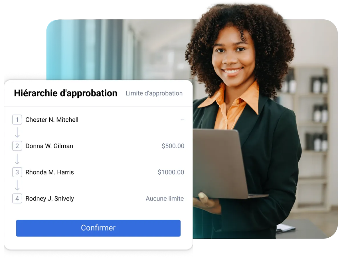 Une femme professionnelle souriante tient un ordinateur portable dans un bureau. Une interface numérique affiche la fonction de hiérarchie d'approbation de TripLog qui affiche une liste consécutive de quatre noms.
