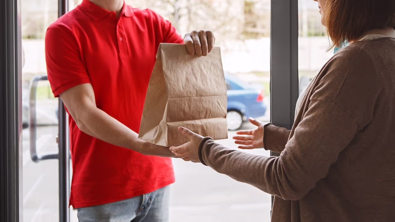 doordash delivery driver making a delivery|