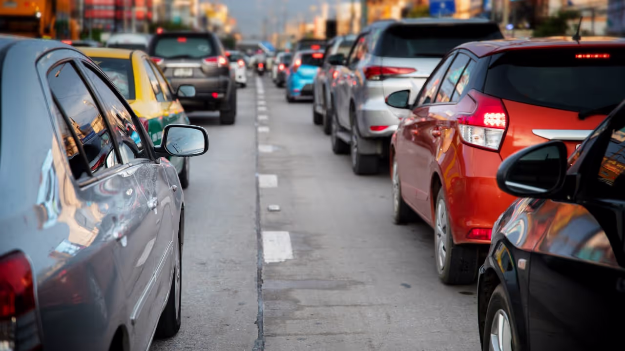 cars in traffic might be uber drivers who need rideshare insurance|rideshare-driver-probably-needs-rideshare-insurance