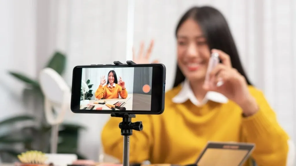 woman doing her side hustle at her desk