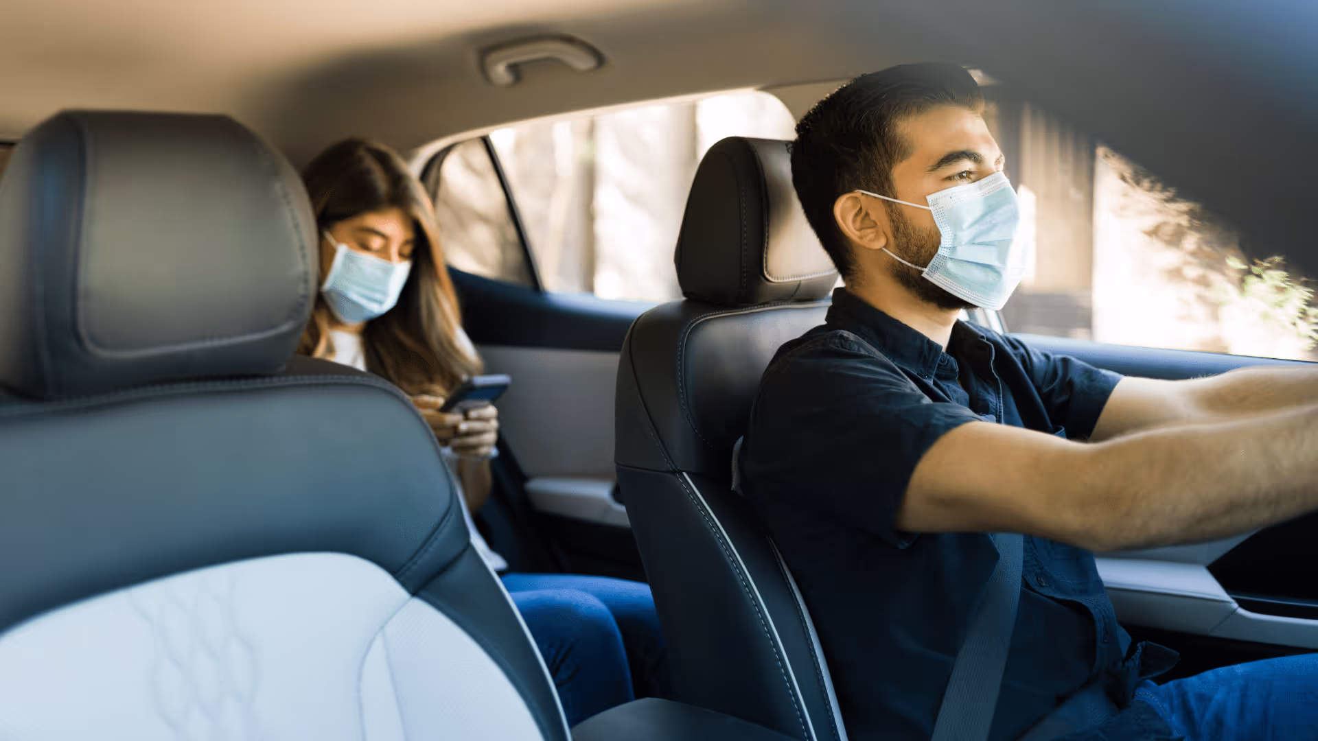 conductor de uber lyft trabajador de economía colaborativa trabajando | conductor de reparto de economía colaborativa que entrega comida | Trabajador de economía colaborativa que entrega comida a una mujer