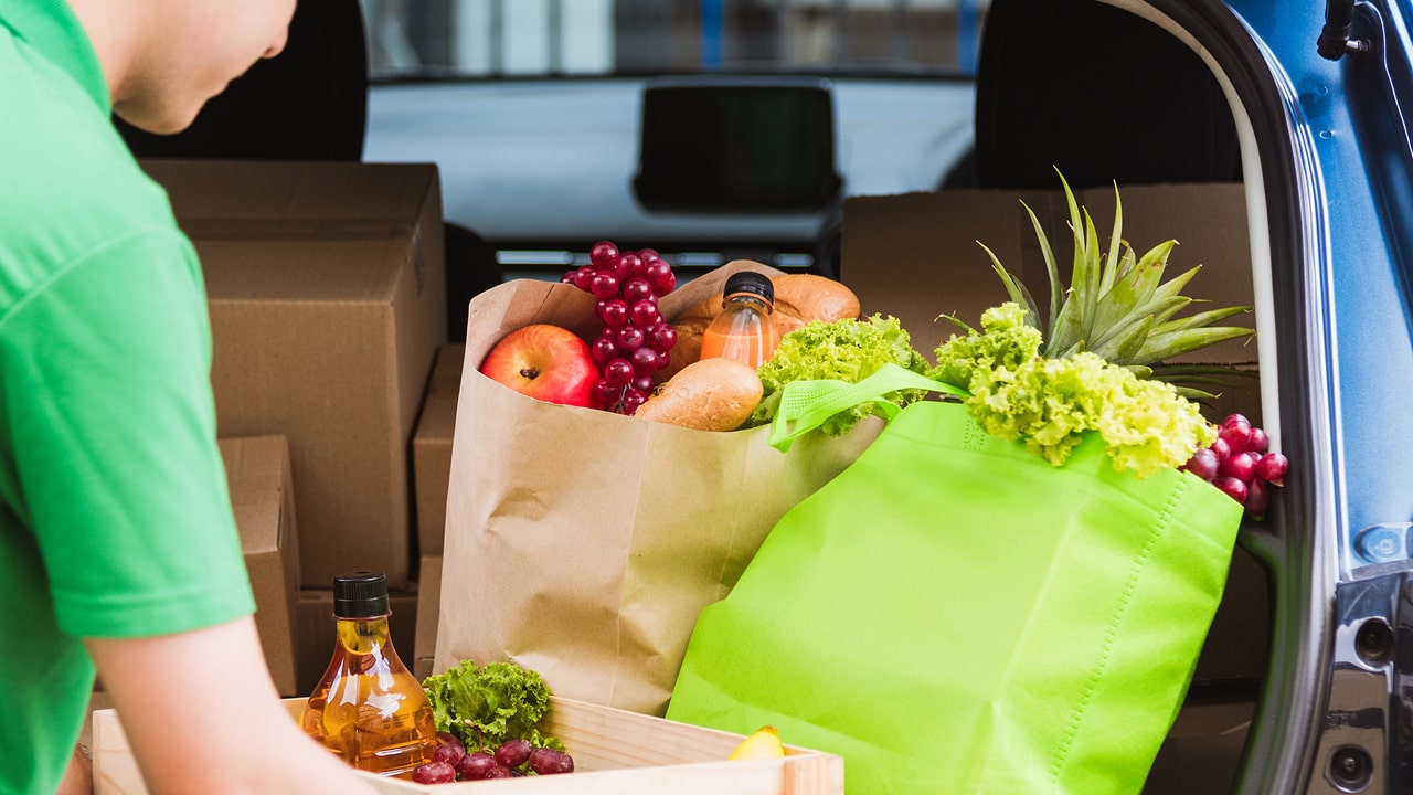 instacart shopper putting groceries into their trunk