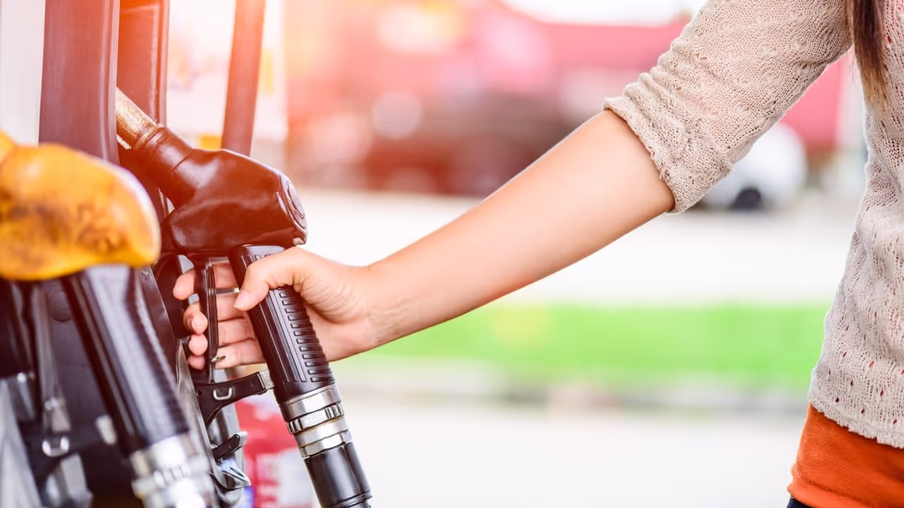 mujer llenando gasolina consejos para ahorrar dinero en gasolina y combustible los precios de la gasolina consejos para ahorrar dinero en combustible