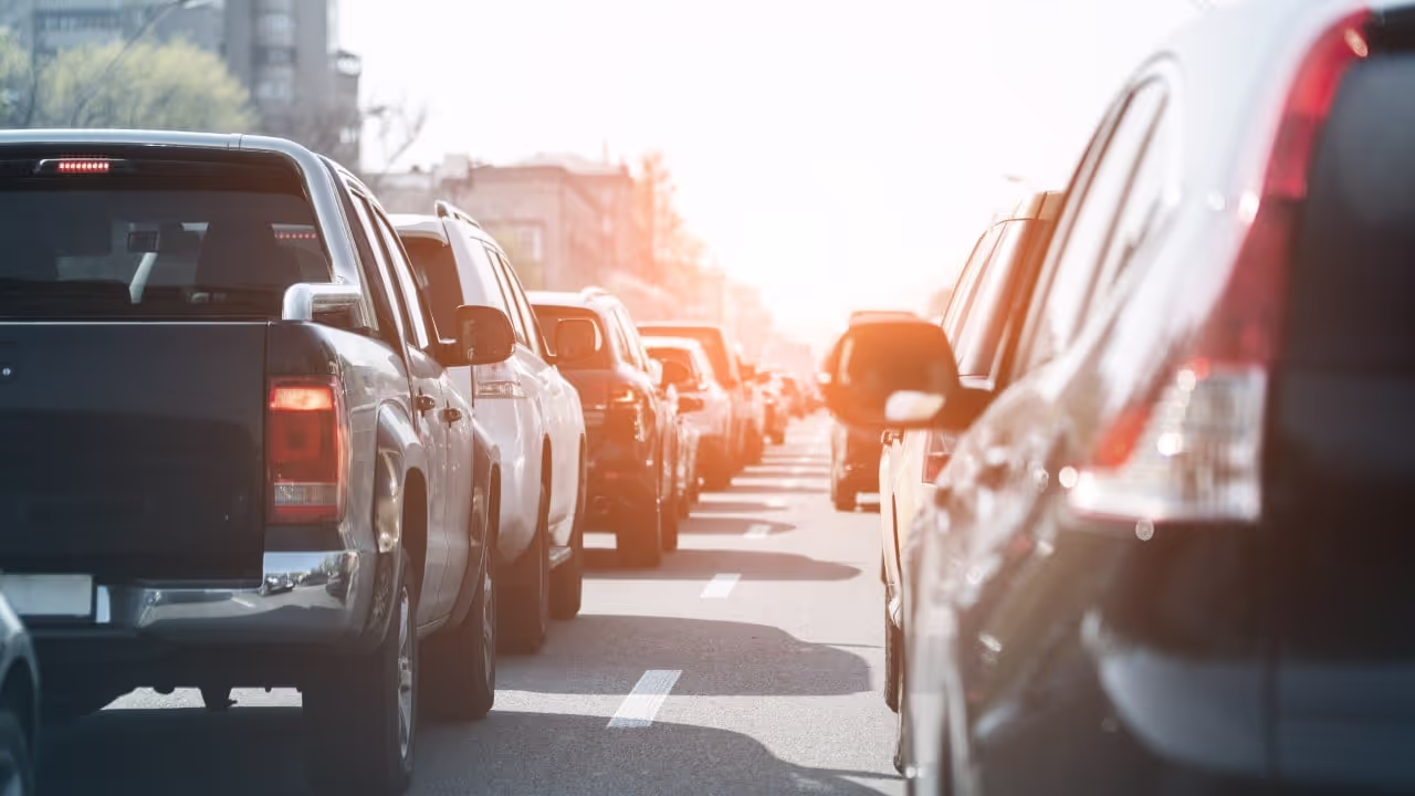 voitures circulant sur une route qui se déprécie|personne au volant de sa voiture au fur et à mesure que celle-ci se déprécie