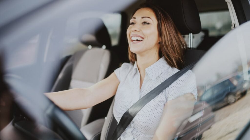 woman-driving-her-car-tracking-with-actual-expenses