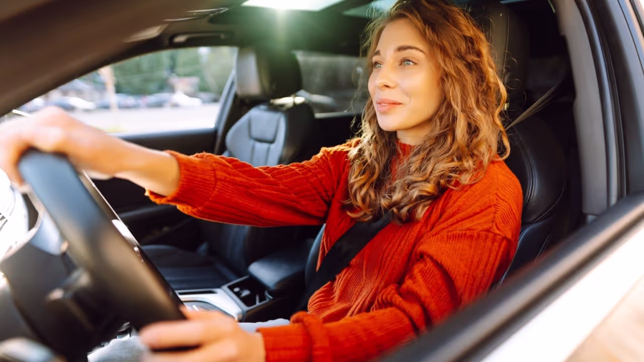 conductora de Doordash conduciendo su automóvil para obtener recompensas de Doordash|