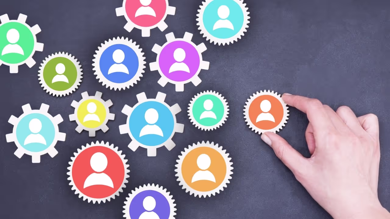 photo de couverture des outils et logiciels des ressources humaines|Responsable des ressources humaines travaillant à son bureau|Responsable des ressources humaines assise au bureau avec un ordinateur portable