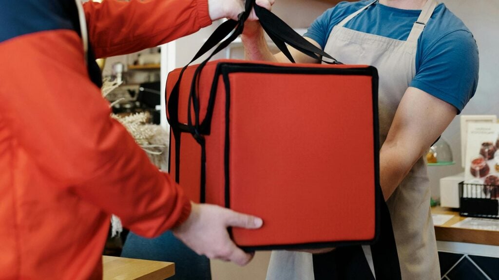 doordash delivery driver receiving order