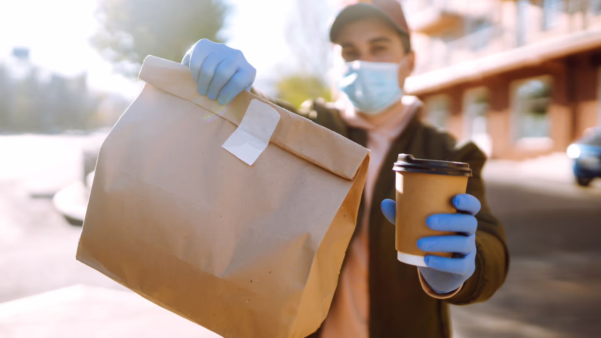 chauffeur-livreur de nourriture livrant de la nourriture | Les voitures circulant sur la route doivent suivre leur kilométrage