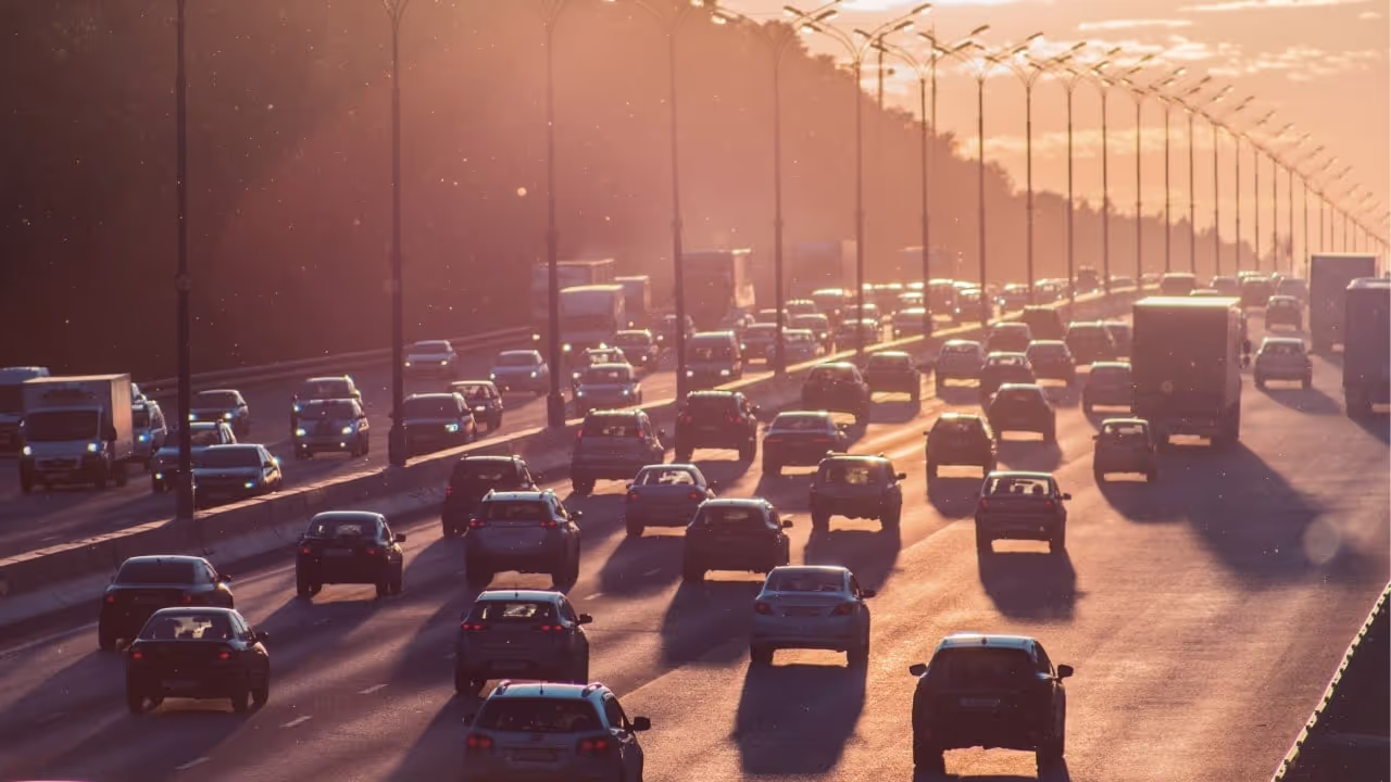 Les voitures Uber Eats font la queue aux heures de pointe | Le chauffeur Uber Eats prépare la nourriture des clients pour la livraison|Les heures de pointe pour les commandes d'Uber Eats à la mi-temps du Super Bowl|Les chauffeurs Uber Eats connaissent les heures de pointe la nuit|Les heures de pointe pour Uber Eats incluent les grands événements sportifs tels que les matchs de la NFL