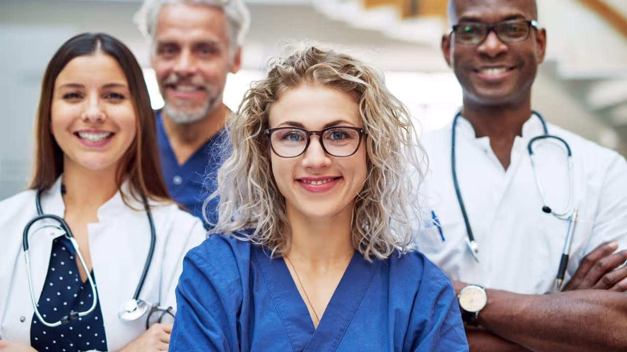 un groupe de professionnels de la santé|Les professionnels de la santé testent de nouvelles découvertes médicales|Les professionnels de la santé à domicile surveillent le bien-être de leurs patients|Les prestataires de soins de santé conseillent de suivre les indicateurs de santé quotidiens à l'aide d'applications de santé mobiles