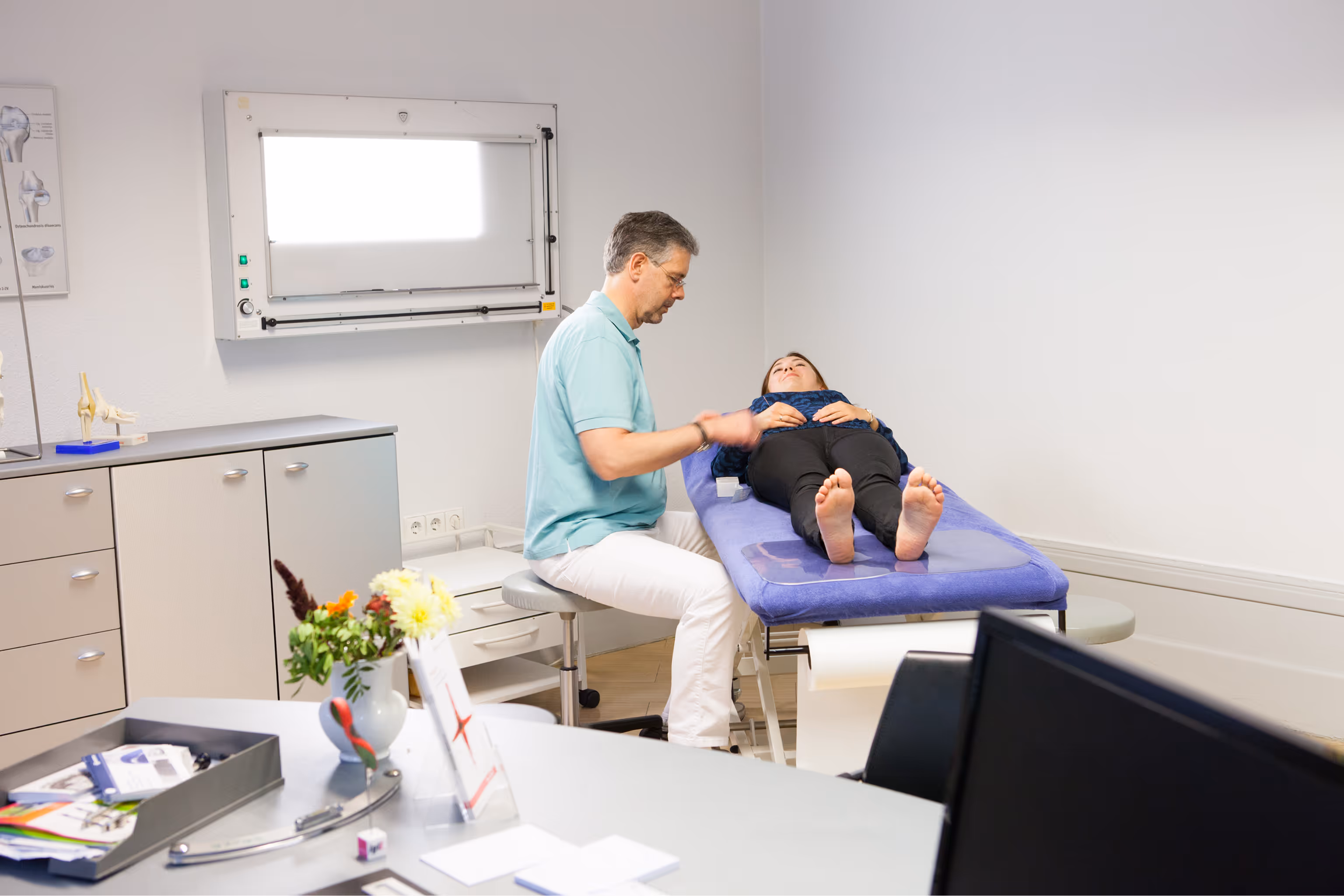 Akupunktur bei einer Patientin zur Behandlung chronischer und komplexer Beschwerden durch Prof. Dr. Friedrich Molsberger