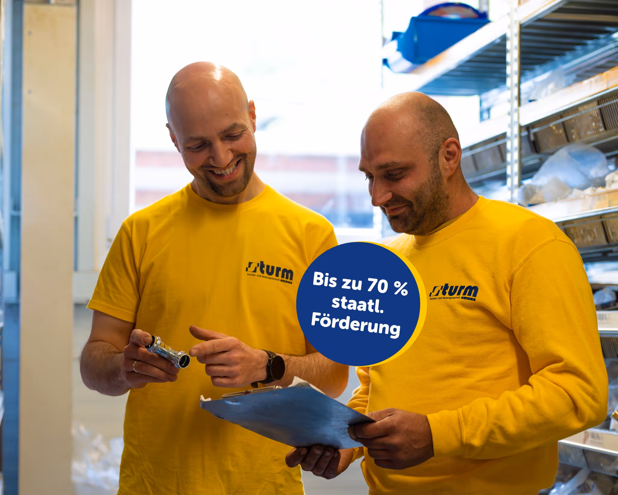 2 Sturm Mitarbeiter besprechen einen Wärme360° Kundenauftrag.