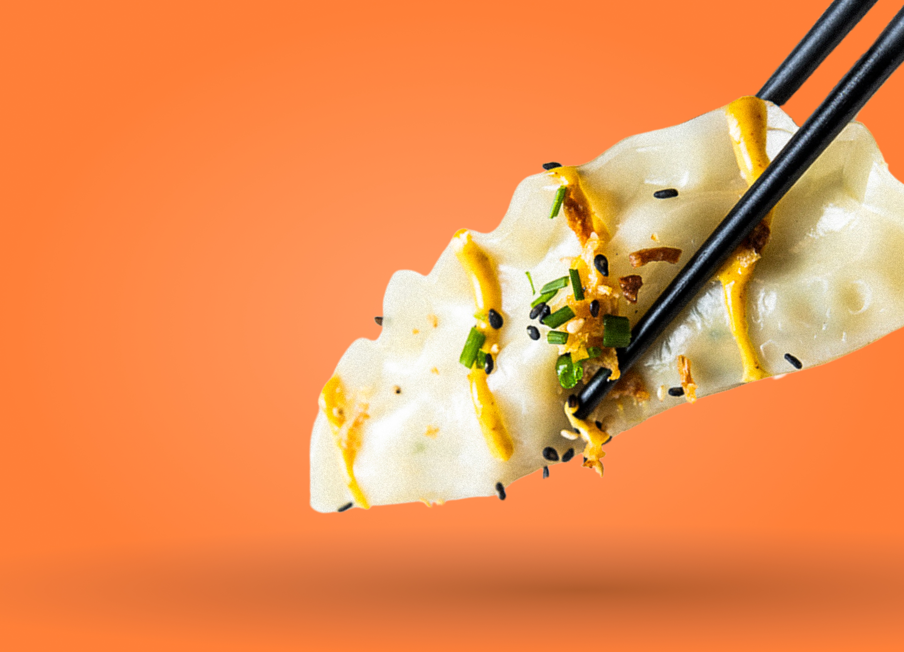 Dumpling von GoDumpling, gehalten mit asiatischen Essstäbchen