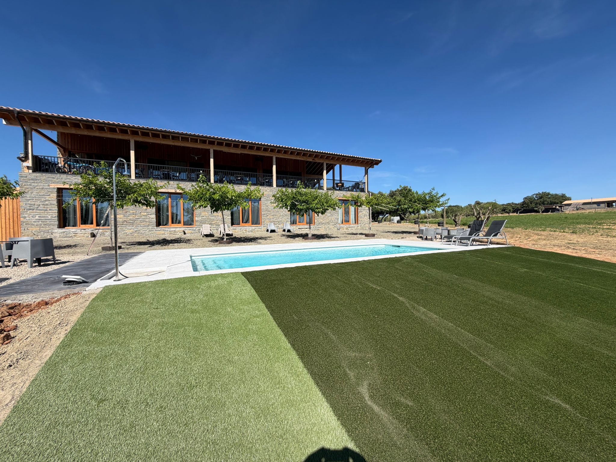 Piscina exterior de Moto Albergue Farango, junto al albergue y su terraza.