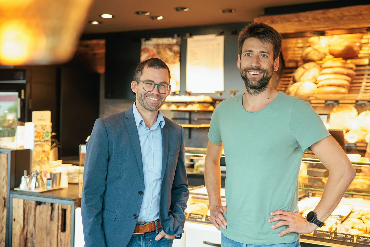 Zwei Männer stehen in einer Bäckerei.