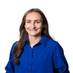 Porträt einer Frau mit langen braunen Haaren und blauer Bluse.