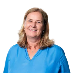 Porträt einer Frau mit schulterlangen Haaren und blauem Oberteil.