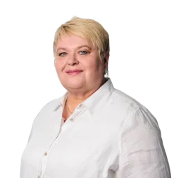 Porträt einer Frau mit kurzem blondem Haar und weißer Bluse.