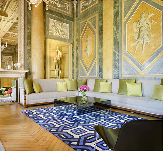 Salon au décor néoclassique du Castello di Cassano d’Adda offrant un cadre majestueux pour un événement INÜI Collection.