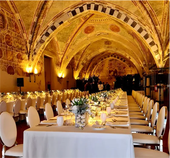 Grande tablée installée dans une salle historique du Castello di Cassano d’Adda pour un dîner prestigieux avec INÜI Collection.