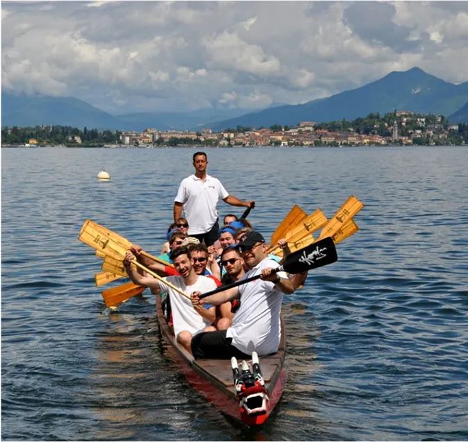Moments d’aventure entre kayak, balades à vélo et jeux de plage sur les îles Borromées lors d’un événement organisé par INÜI Collection.