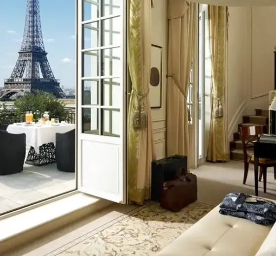 Vue élégante sur la tour Eiffel depuis un appartement parisien privatisé pour un événement signé INÜI Collection.