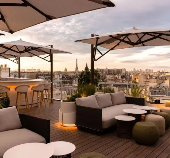 Terrasse confidentielle avec vue sur les toits de Paris et la tour Eiffel lors d’un événement exclusif INÜI Collection.