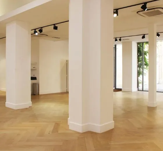 Atelier épuré transformé en espace de réunion créatif pour un événement atypique à Paris avec INÜI Collection.