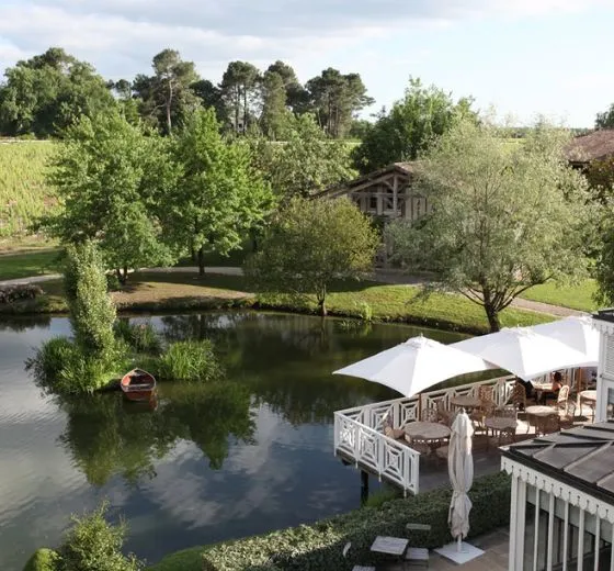 Terrasse paisible avec vue sur un lac au cœur des vignes bordelaises pour un séminaire raffiné avec INÜI Collection.