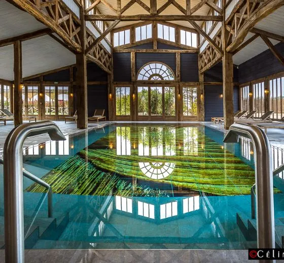 Piscine intérieure aux lignes épurées dans un domaine d’exception près de Bordeaux pour un événement INÜI Collection.