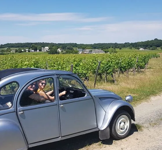 Rallye en 2CV à travers les paysages viticoles de Bordeaux pour une activité team-building avec INÜI Collection.