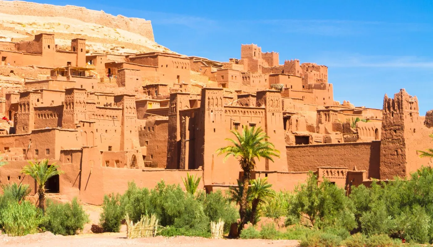 Ruelle bleue emblématique du Maroc offrant une immersion authentique et sensorielle lors d’un voyage signé INÜI Collection.