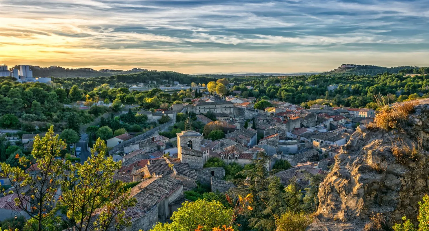 Vue panoramique sur le village perché de Crillon-le-Brave face au Mont Ventoux pour un incentive signé INÜI Collection.