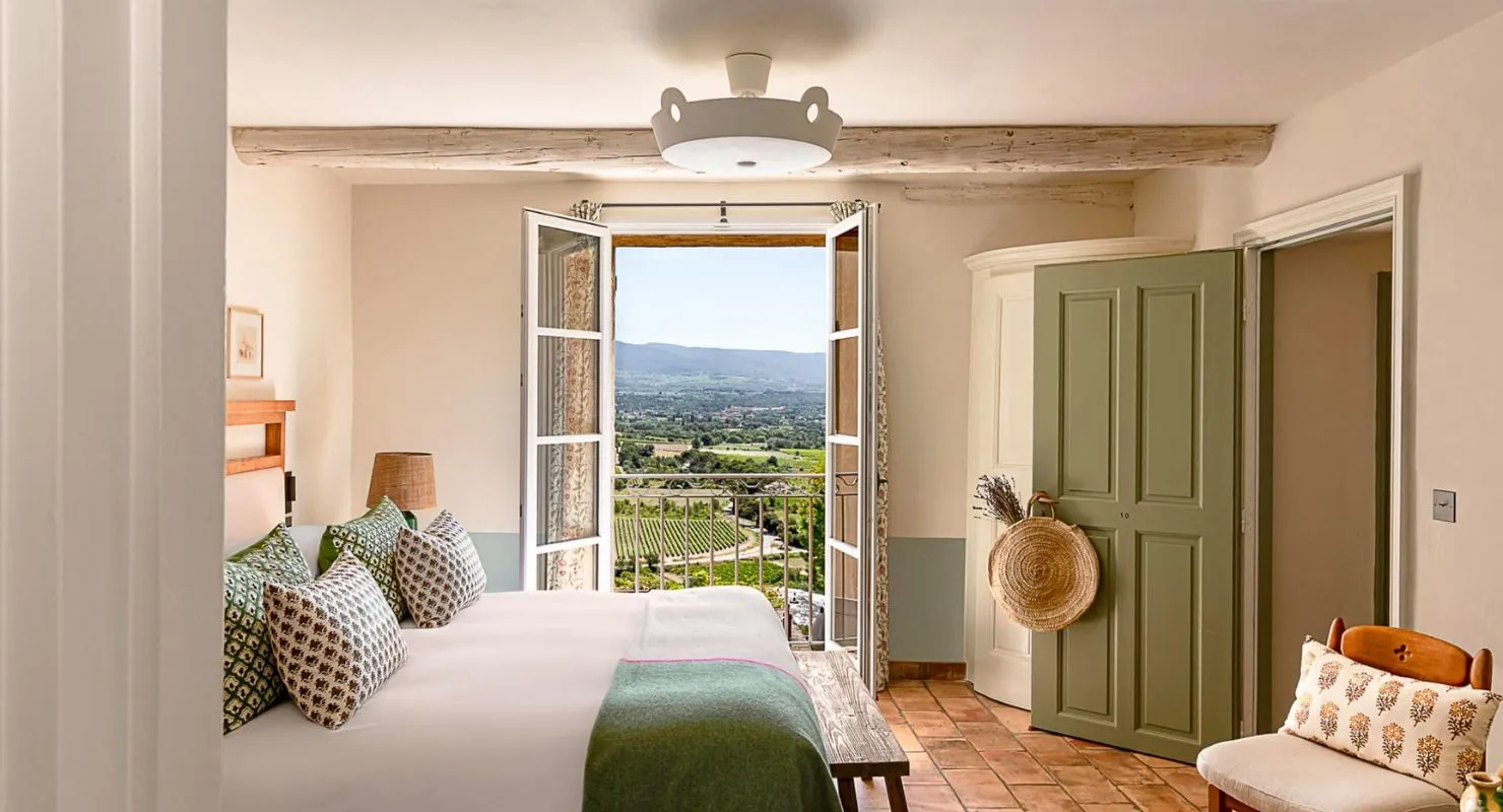 Chambre raffinée dans un mas provençal privatisé alliant authenticité et confort pour un séjour INÜI Collection.