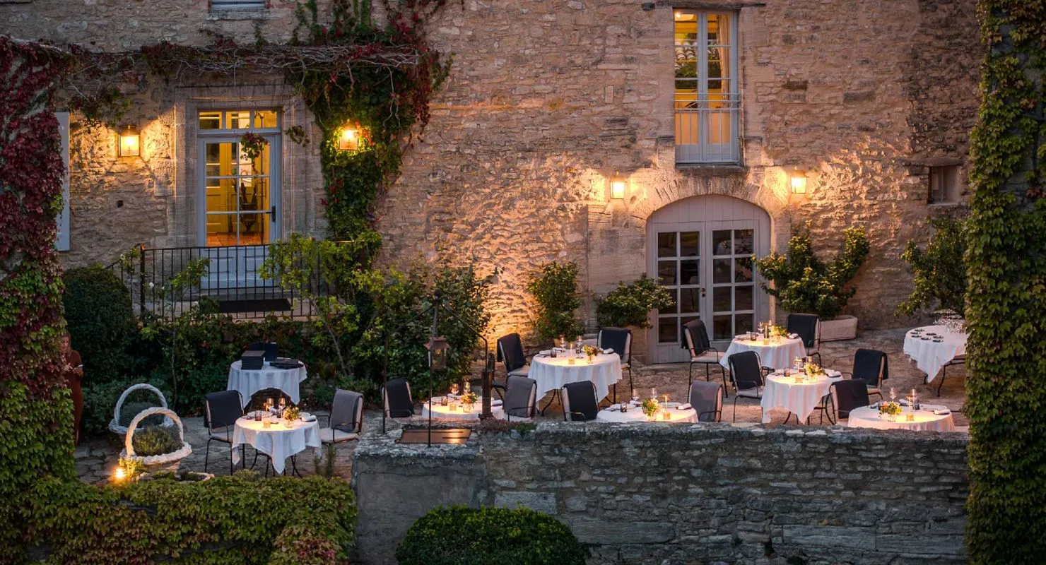 Terrasse ombragée avec vue sur la Provence pour un moment de détente élégant organisé par INÜI Collection.