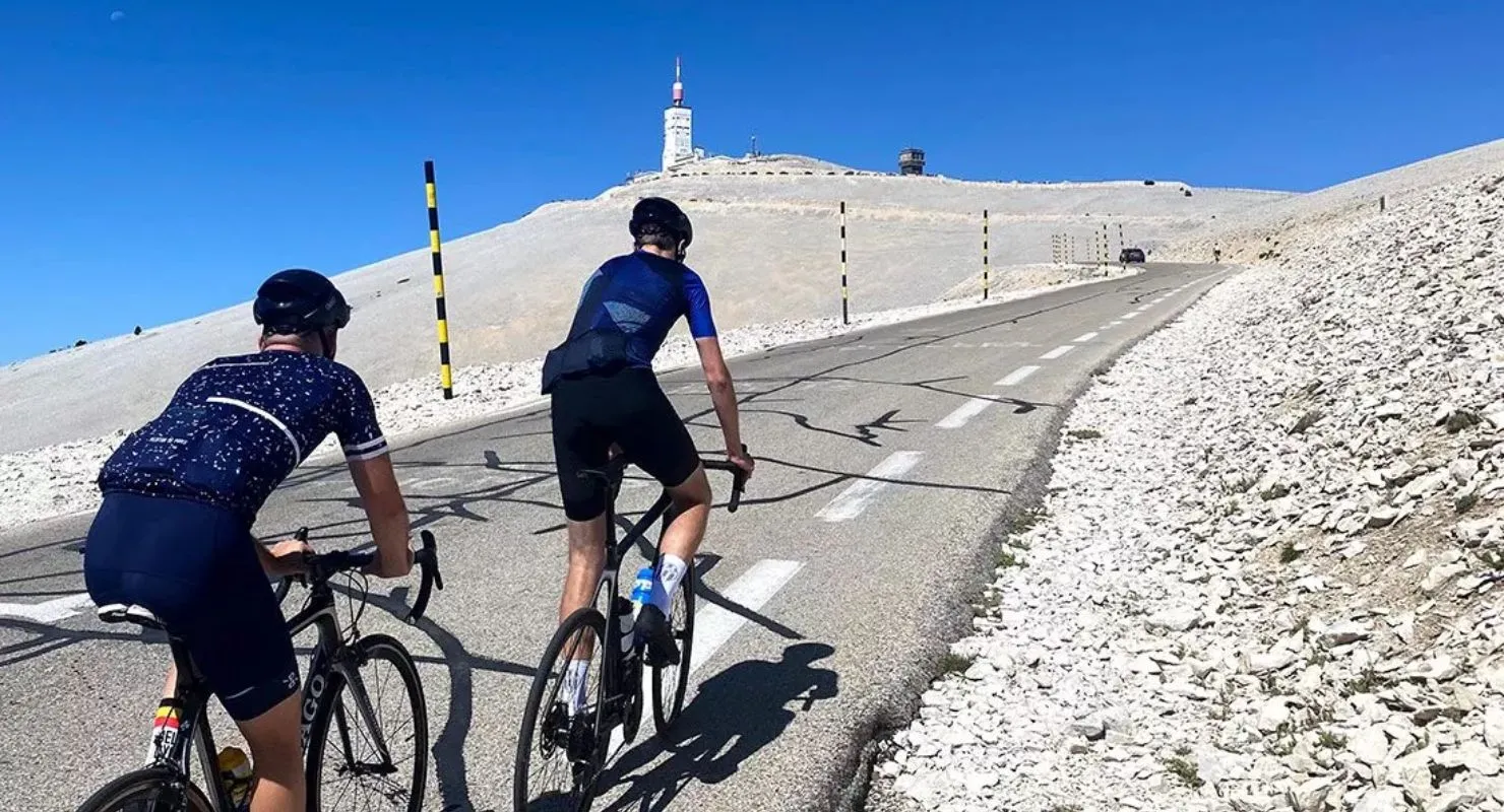 Balade à vélo à travers les paysages de Provence pendant un séjour immersif orchestré par INÜI Collection.