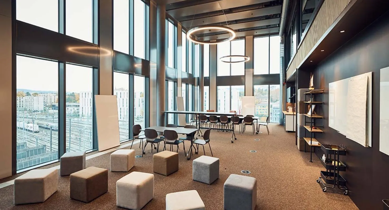 Espace de travail moderne et inspirant à Genève pour un événement professionnel organisé par INÜI Collection.