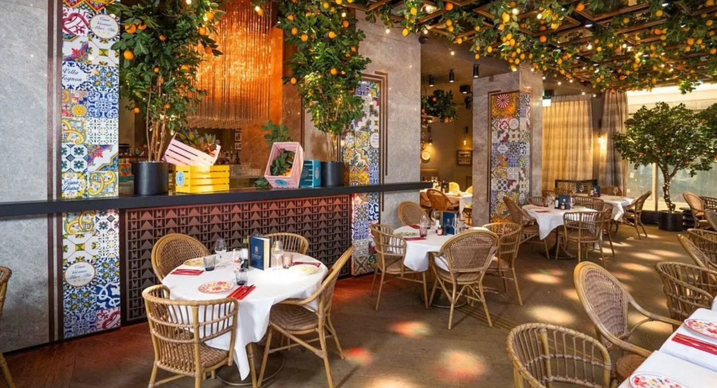 Deuxième espace de restauration élégant et convivial pour un événement professionnel avec INÜI Collection à Genève.