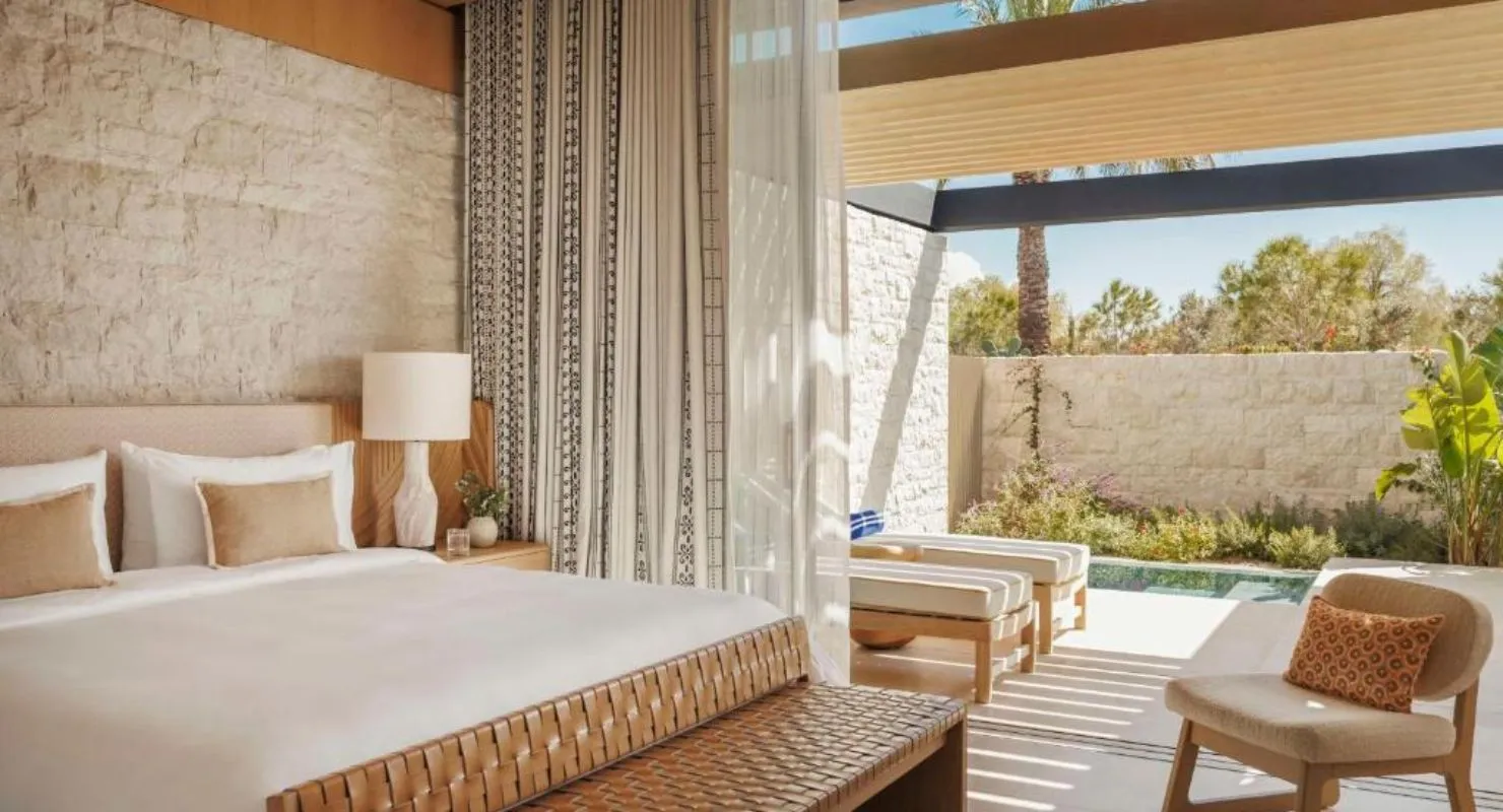 Chambre design et lumineuse dans un hôtel contemporain d’Athènes pour un lancement de produit signé INÜI Collection.