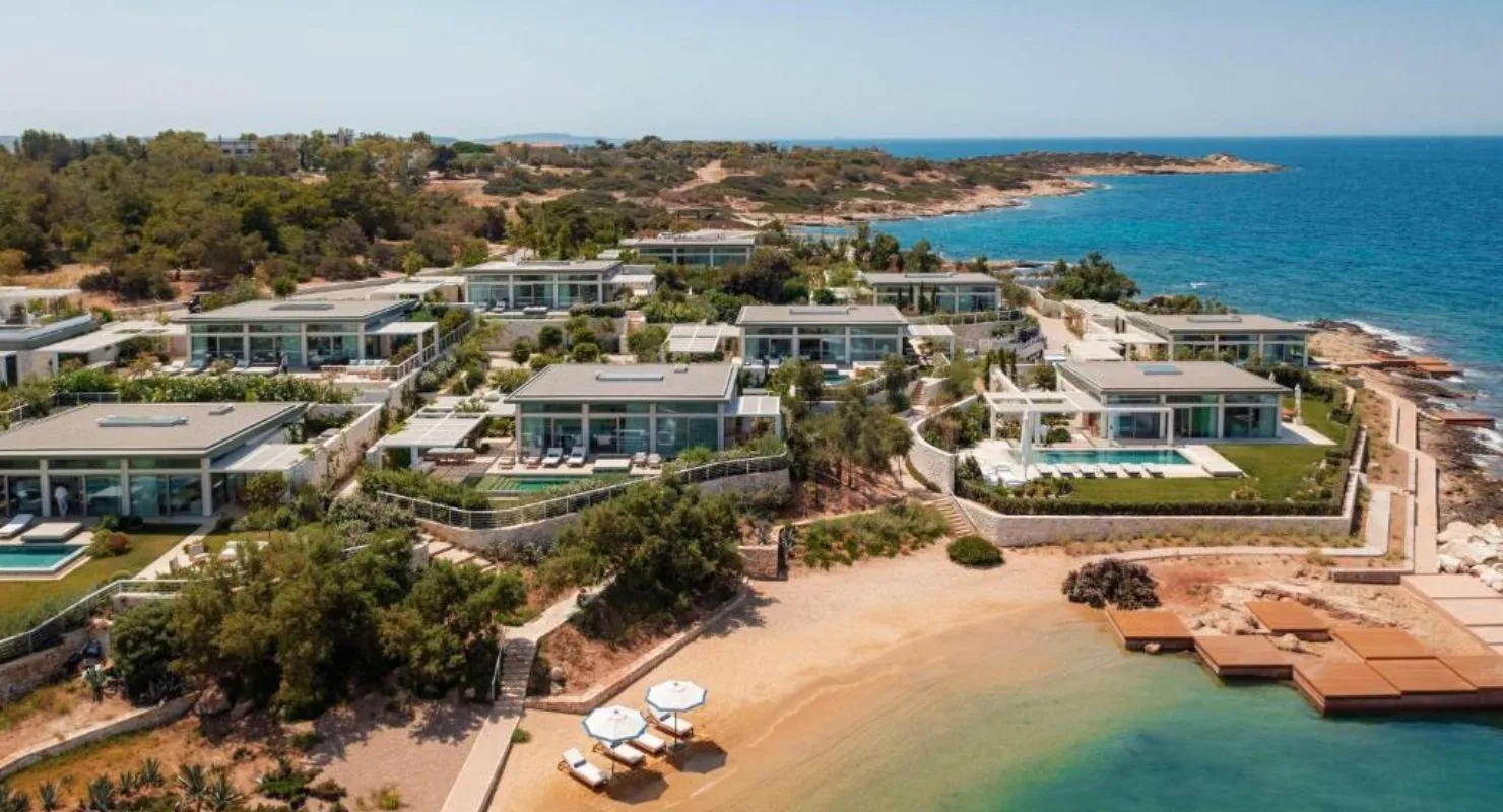 Vue aérienne sur des logements modernes d’Athènes offrant un cadre spectaculaire pour un événement INÜI Collection.