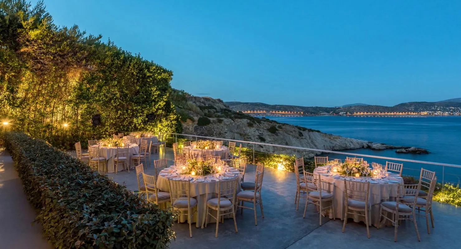 Dîner élégant au bord de la mer Égée lors d’un lancement de produit immersif orchestré par INÜI Collection.
